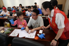 每组亲子家庭还正在梧州市食物药品查验所检测
