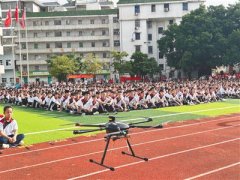 孩师的指点下进修写“人”字