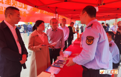 公开许诺诚信运营、规范操做；勾当现场设置多